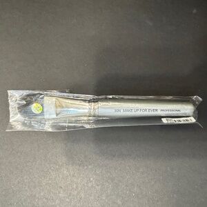 Makeup Brush by MAKE UP FOR EVER